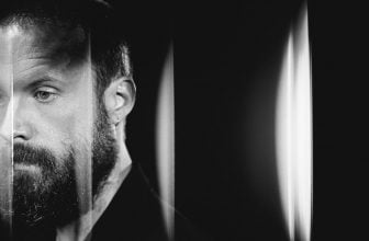 Vater John Misty kündigt neues Album an und teilt Video zum neuen Song „Funny Girl“: Ansehen