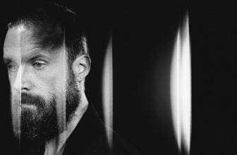 Father John Misty Details neues Album, teilt “Funny Girl”: Stream