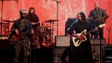 Sieh dir den War on Drugs an und Lucius performe “I Don’t Live Here Anymore” über Ellen